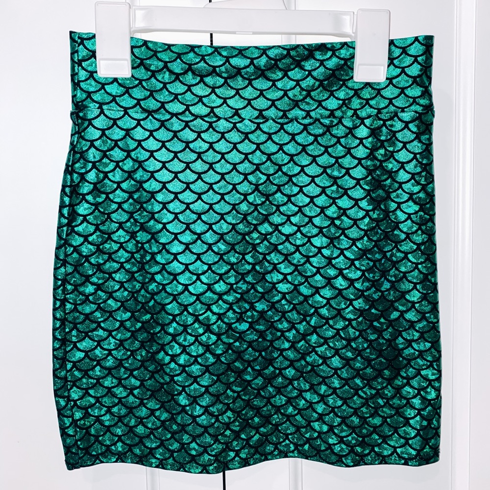 Detailed green skirt perfect for a night out or for fun